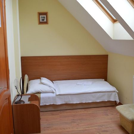 Natural Panzió Győr Habitación foto